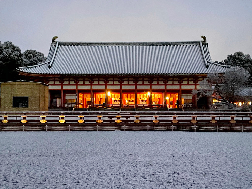 雪化粧の平安神宮