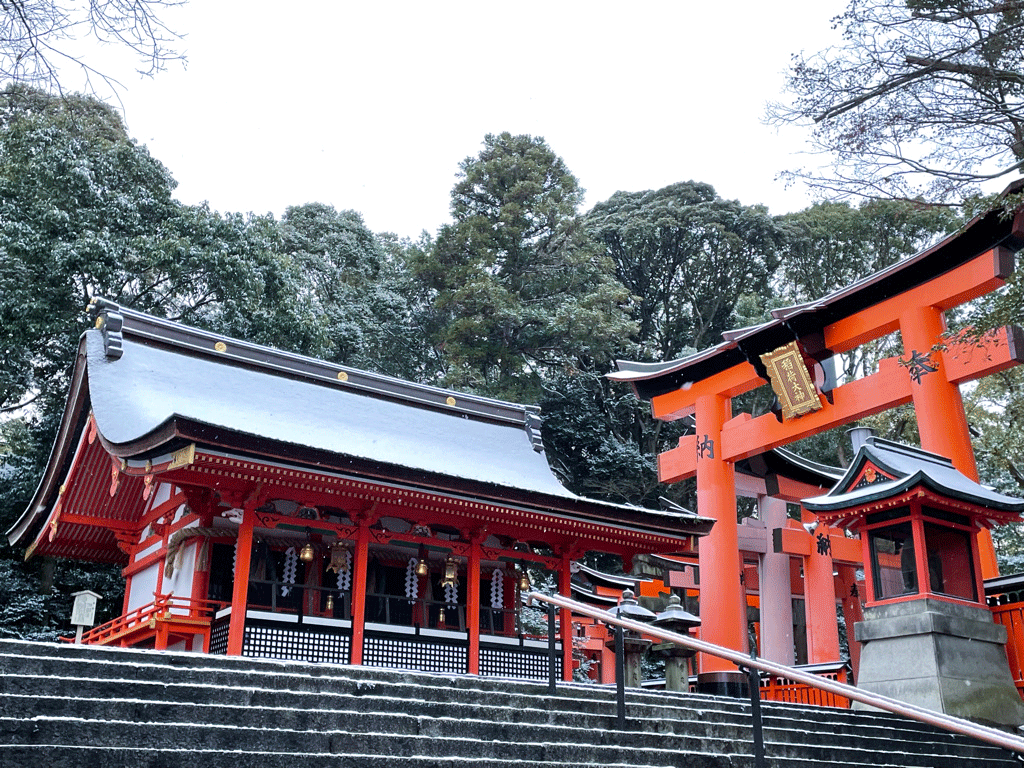 京都 伏見稲荷大社の雪景色