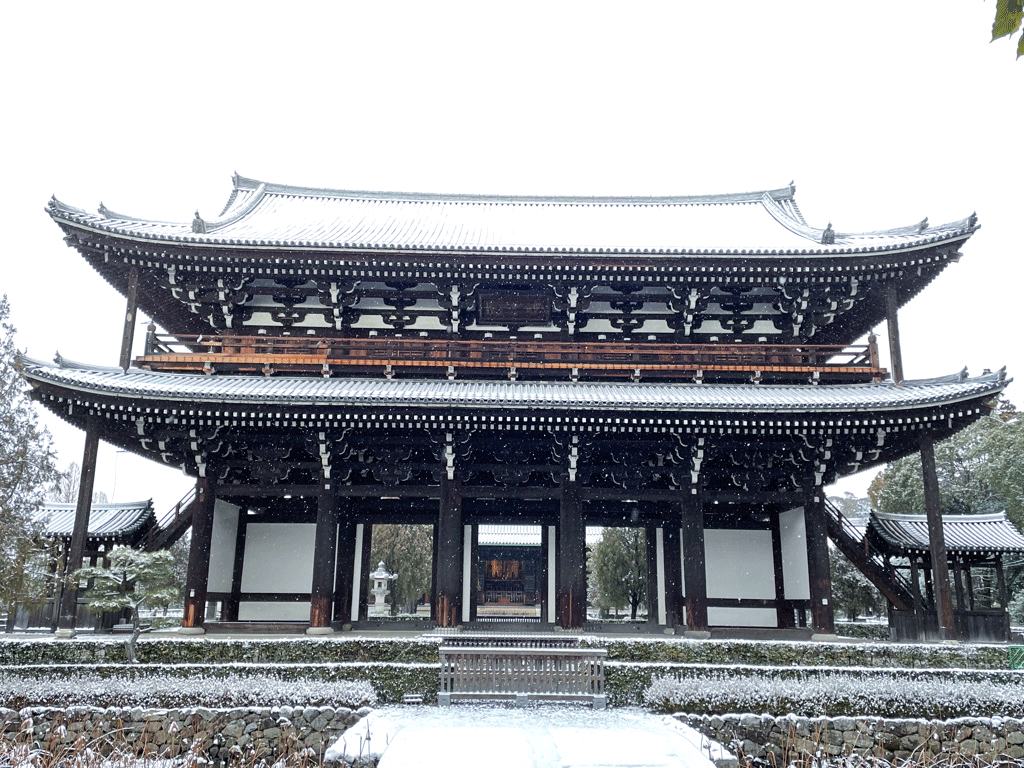 京都 東福寺の雪景色　三門