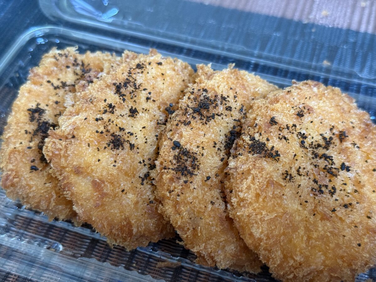 黒七味をかけたコロッケ
