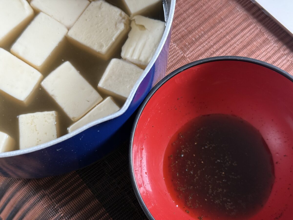 黒七味を使った湯豆腐