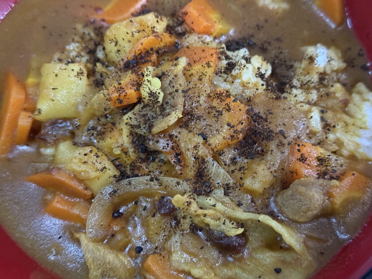 黒七味をかけたカレー