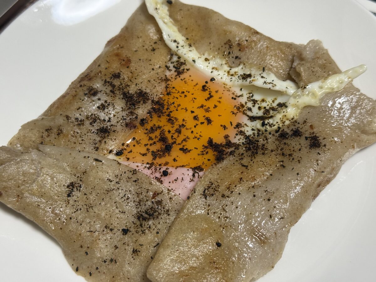 黒七味をかけたガレット