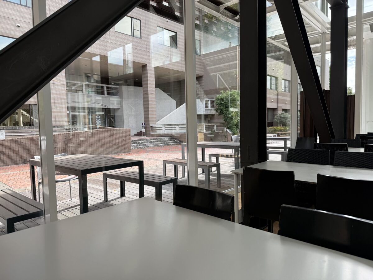 京都工芸繊維大学の食堂オルタスの店内
