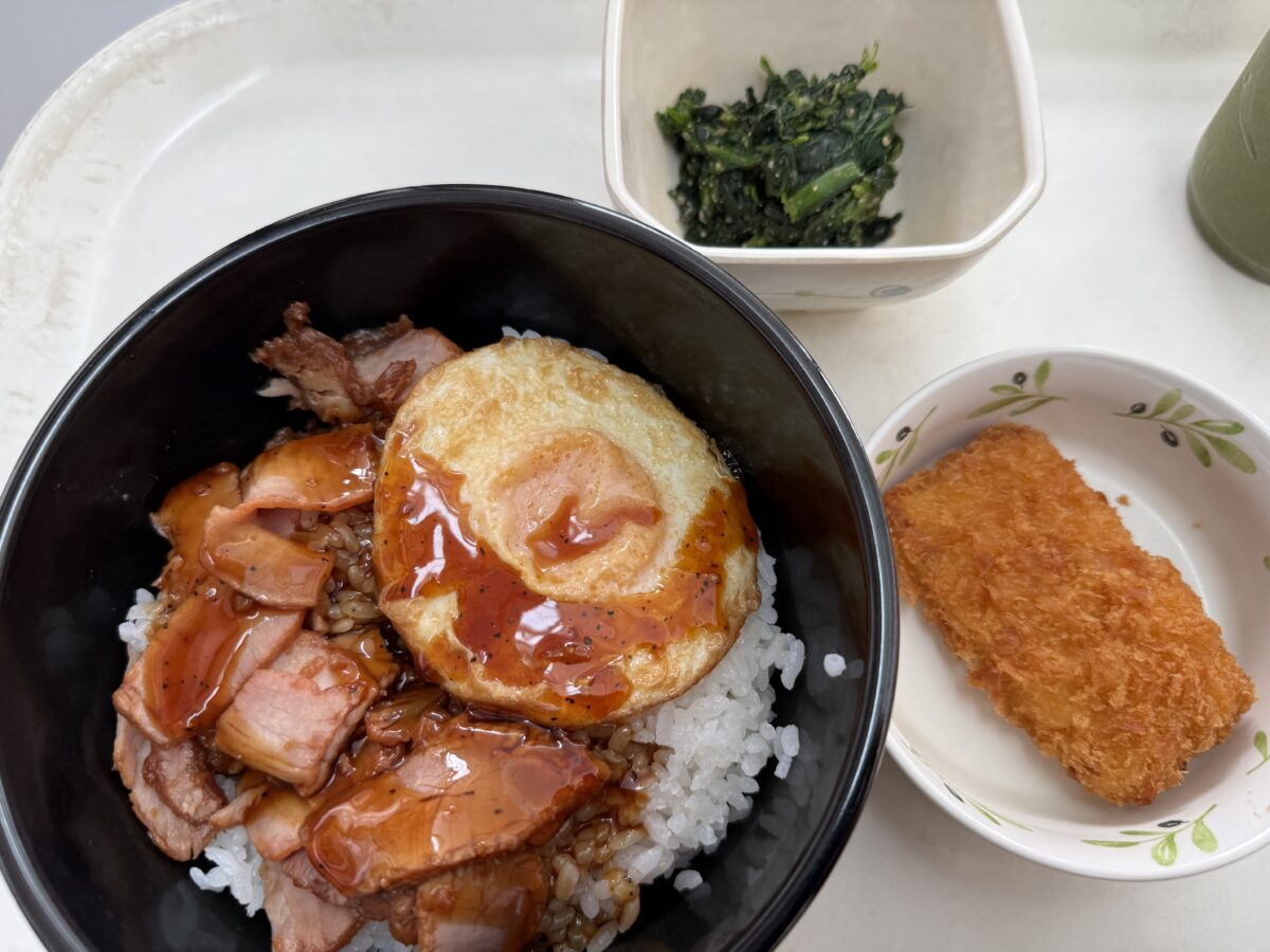 今治焼豚玉子丼と気仙沼マグロカツ、ほうれん草の胡麻和え